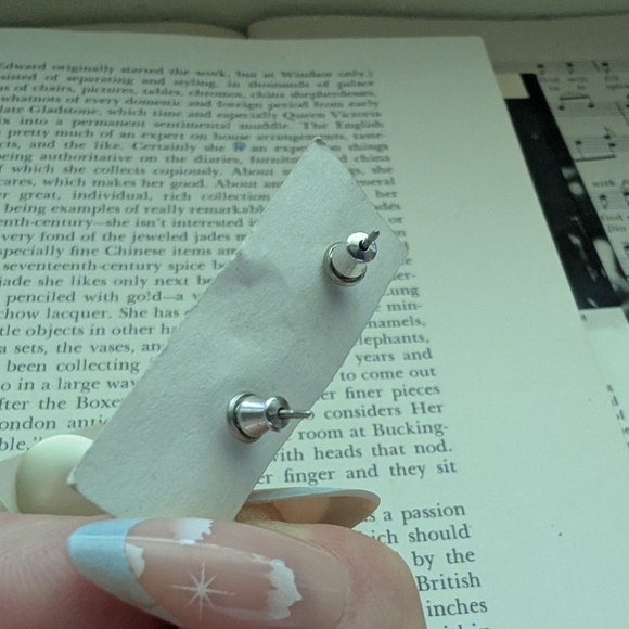 Elegant Purple Stud Earrings And Silver Earrings - Picture 8 of 8